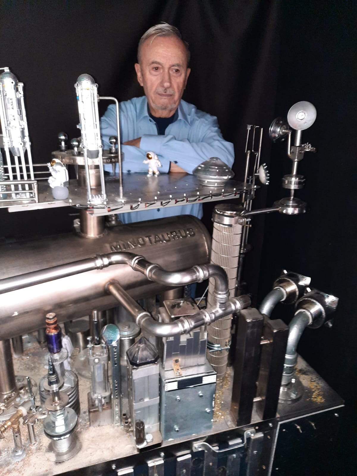 Künstler Klaus Knauer mit seiner Skulptur Raumstation Minotaurus