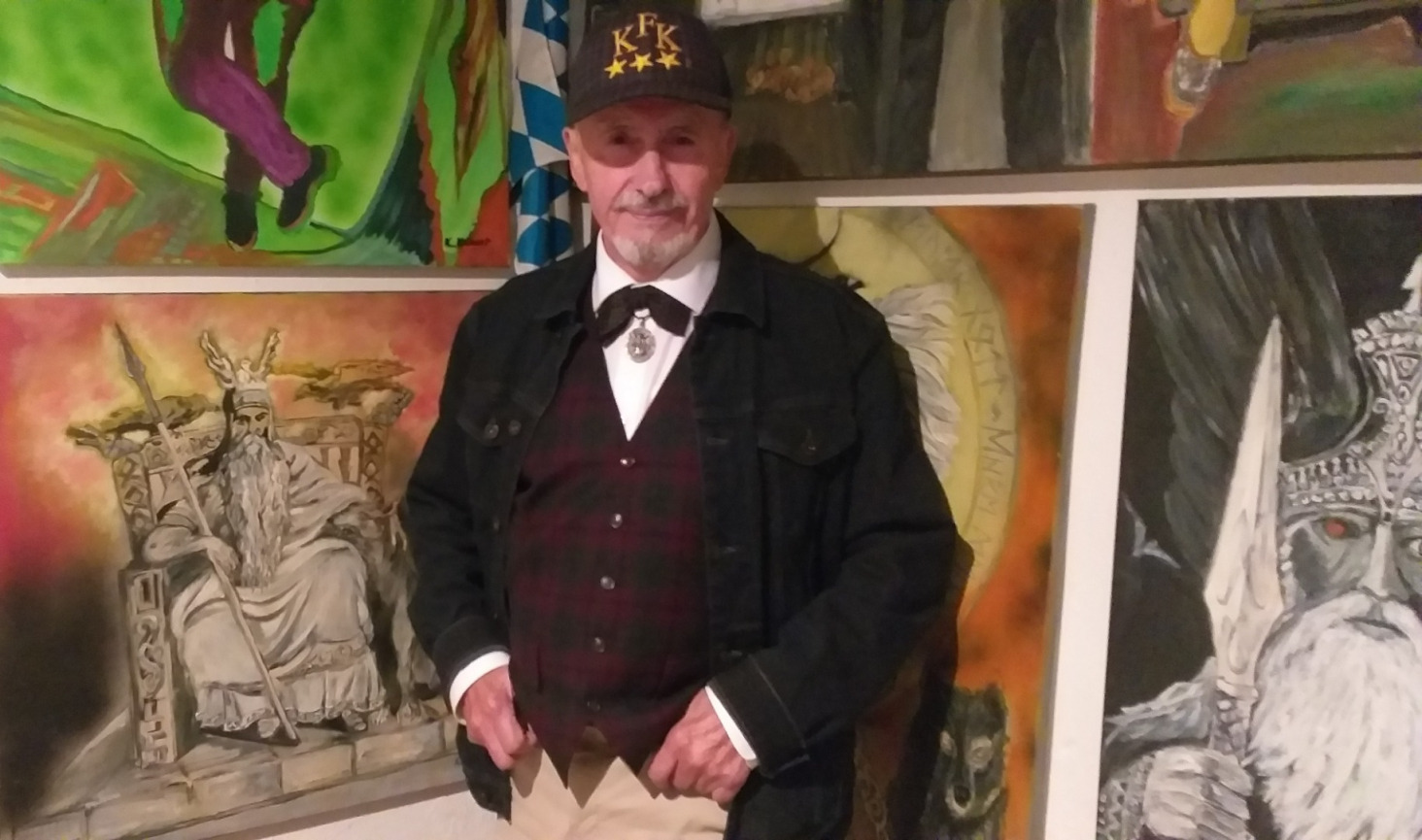 Klaus Knauer vor einigen seiner Werke